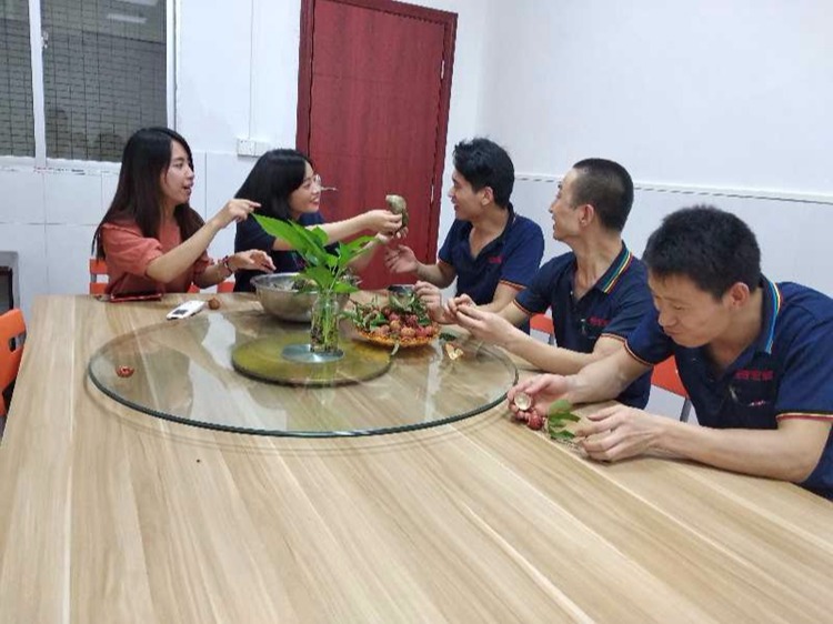 2018端午節(jié)紙箱打包帶廠家宏展包裝開(kāi)展包粽子活動(dòng)