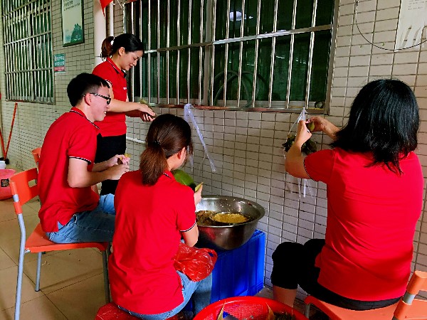 宏展拉伸膜廠家開展端午節(jié)包粽子活動